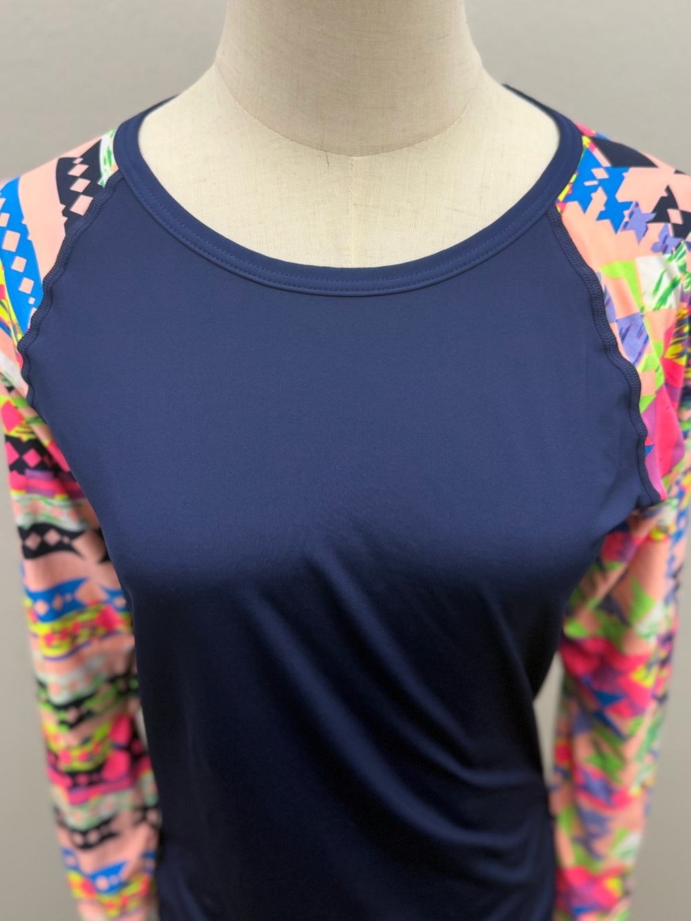 TYR Long Sleeve Rash Guard Swim Top Navy Multicolor Print Girls L 10/12 Women SM - Picture 3 of 12